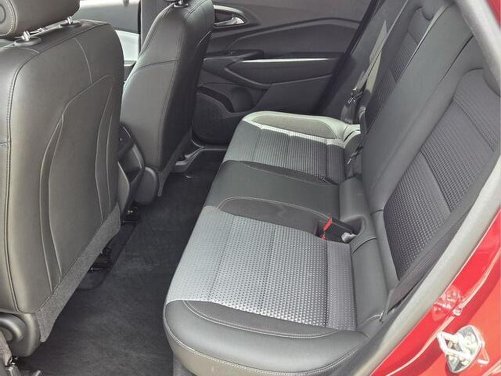 2025 Chevrolet Trax LT - Photo 13