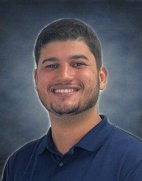 Staff member Geovanni R. from ID_65a7bb