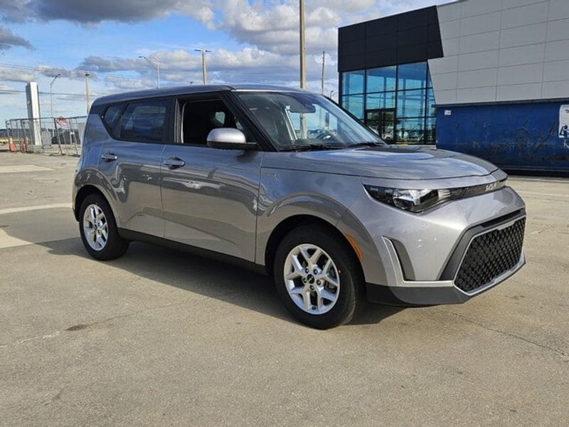2025 Kia Soul LX's photo