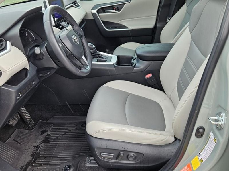 2023 Toyota RAV4 XLE Premium photo 3