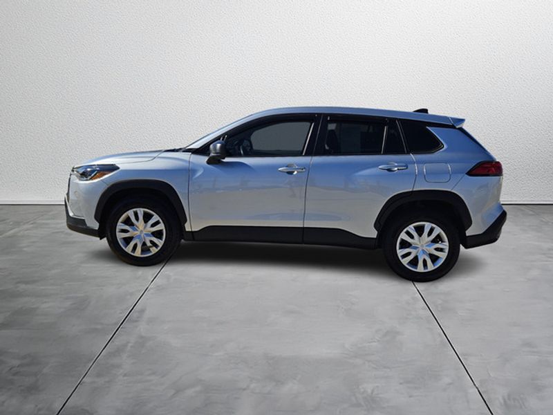 2022 Toyota Corolla Cross L photo 2