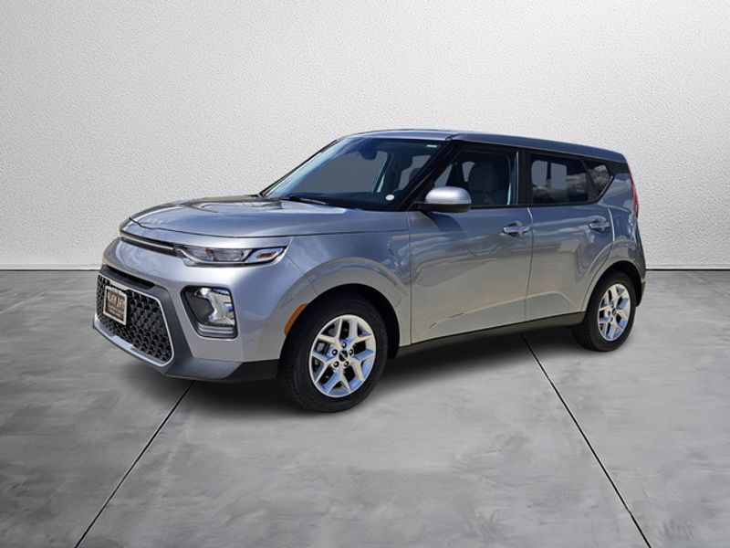 2022 Kia Soul LX photo 2