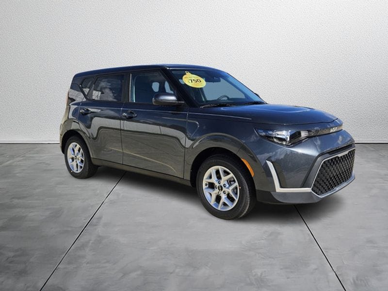 2025 Kia Soul LX's photo