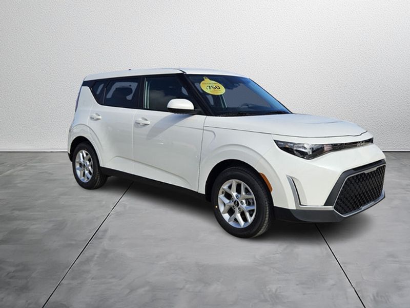 2025 Kia Soul LX's photo