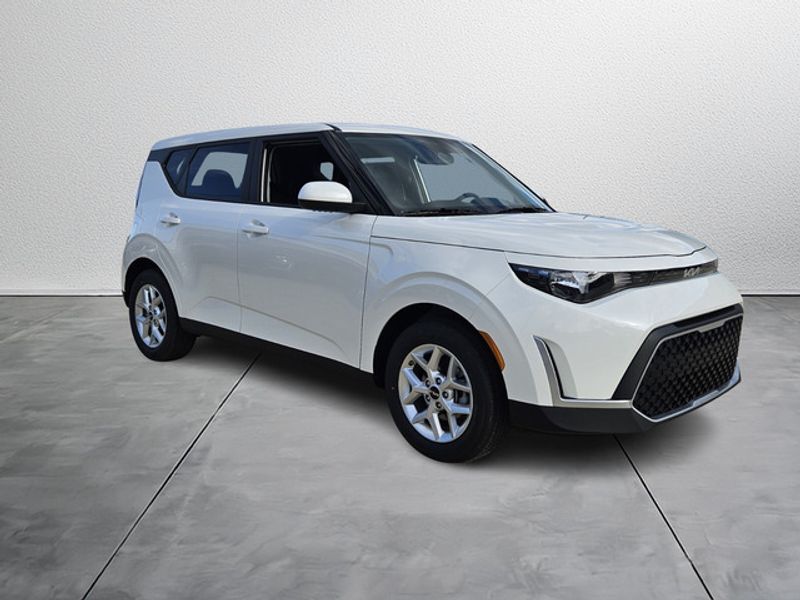 2025 Kia Soul LX's photo