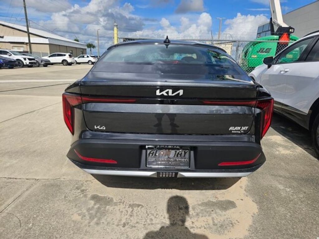 New 2025 Kia K4 LXS Sedan