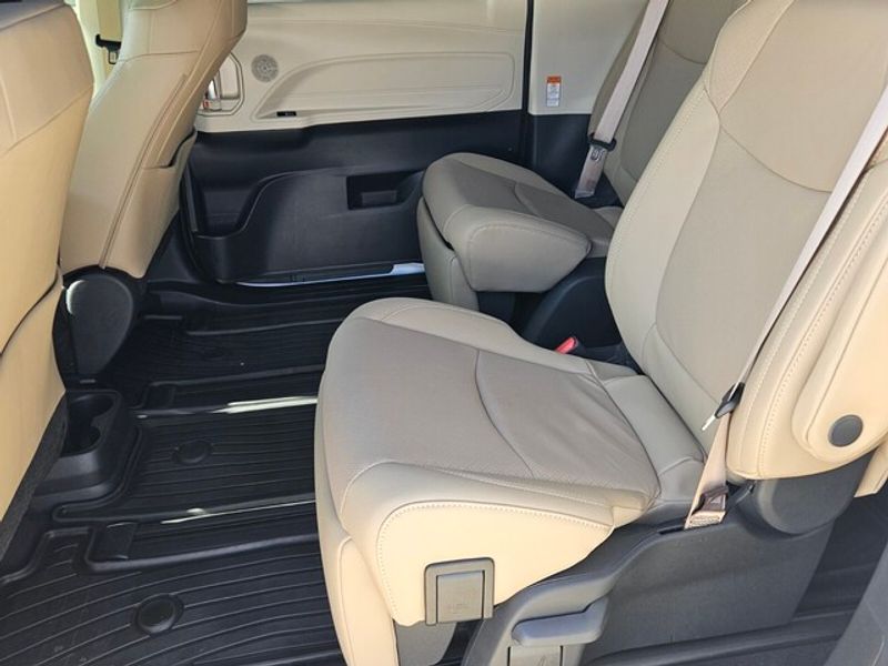 2024 Toyota Sienna Limited photo 3