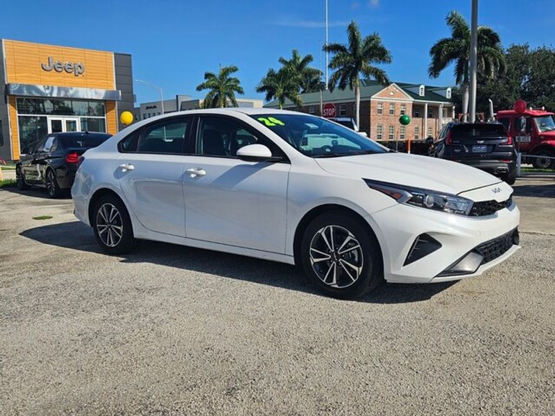 2024 Kia Forte LXS photo 2
