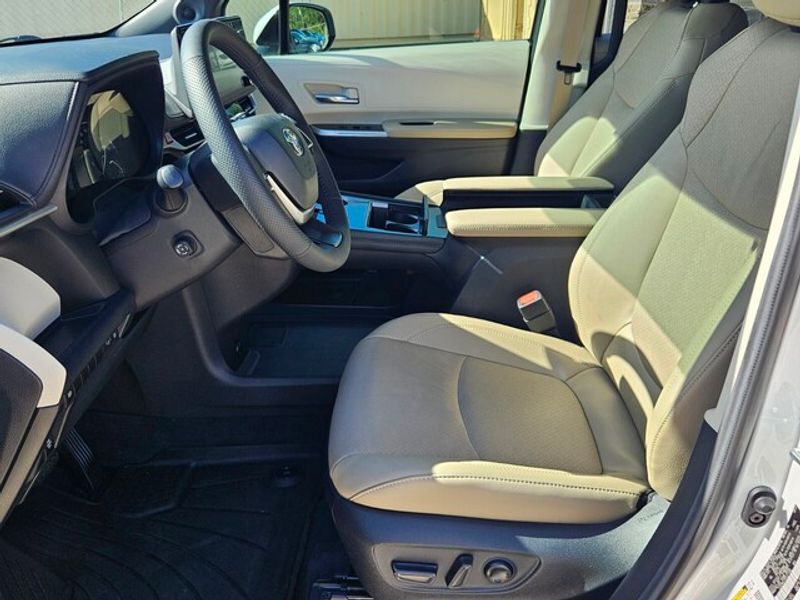 2024 Toyota Sienna Limited photo 2