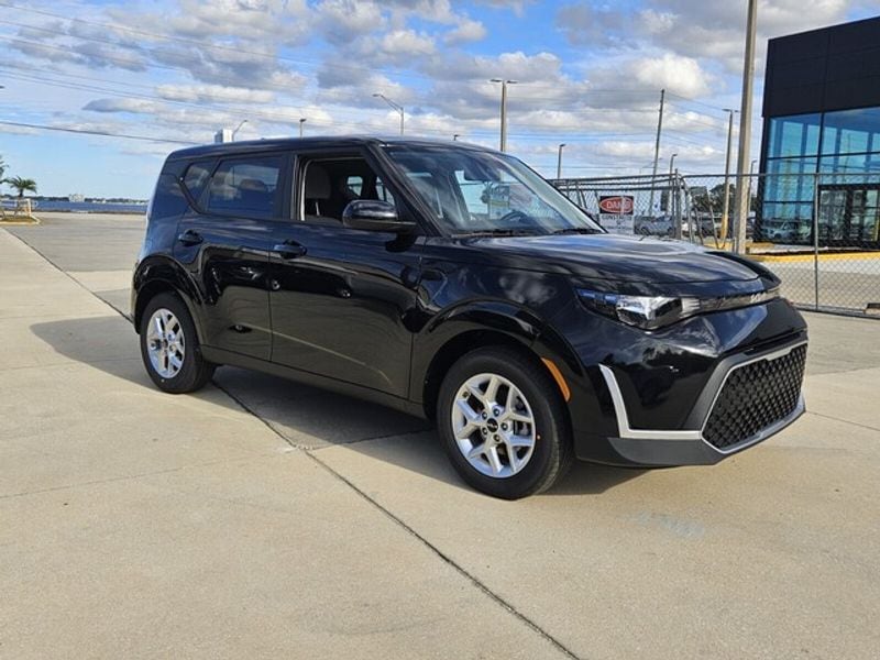 2025 Kia Soul LX's photo