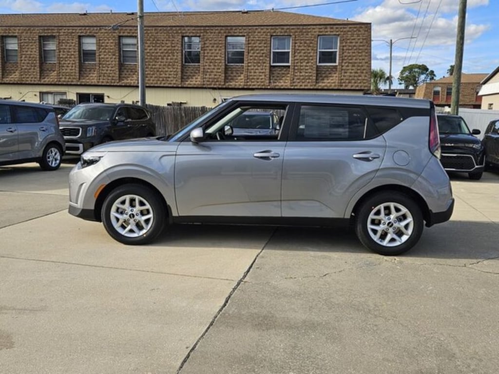 New 2025 Kia Soul LX Hatchback