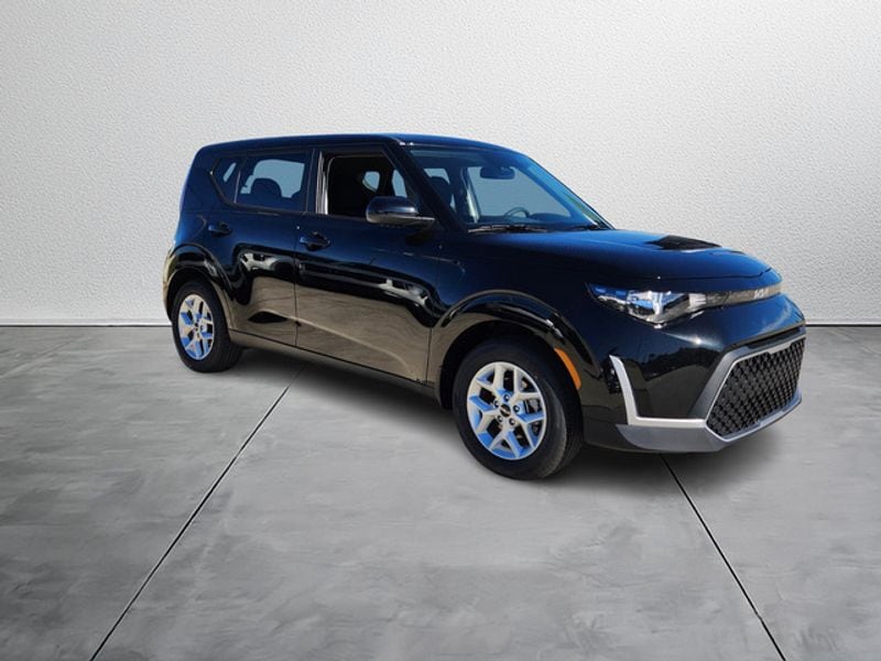 2025 Kia Soul LX's photo
