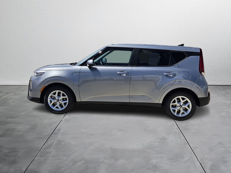 2022 Kia Soul LX photo 3