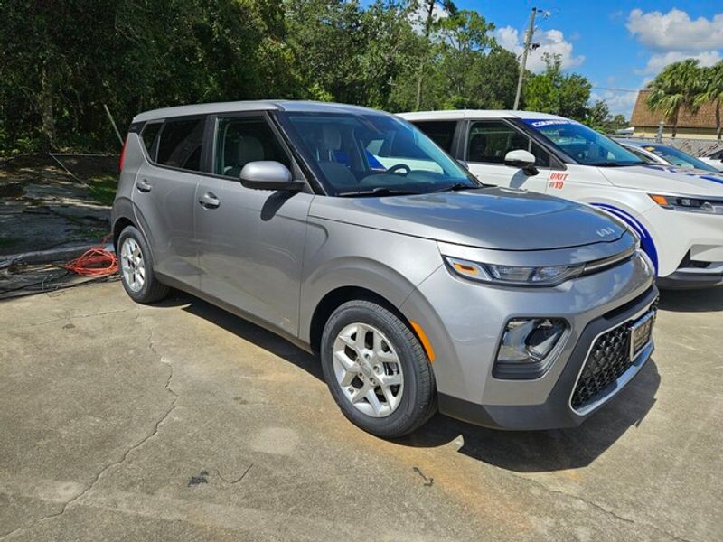 2022 Kia Soul LX photo 2