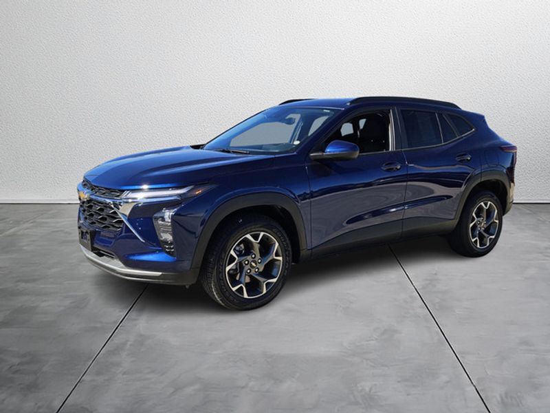 2024 Chevrolet Trax LT photo 2