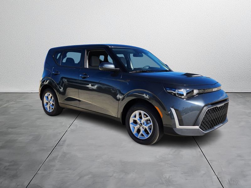 2025 Kia Soul LX's photo