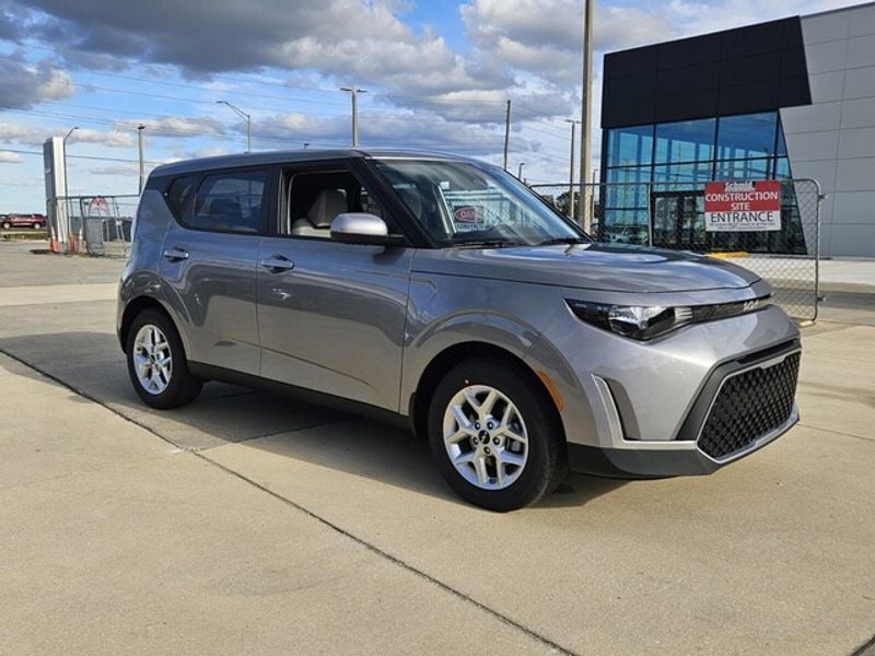 2025 Kia Soul LX's photo
