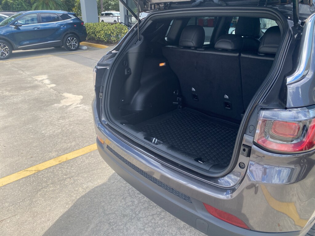 2023 Jeep Compass Latitude photo 2