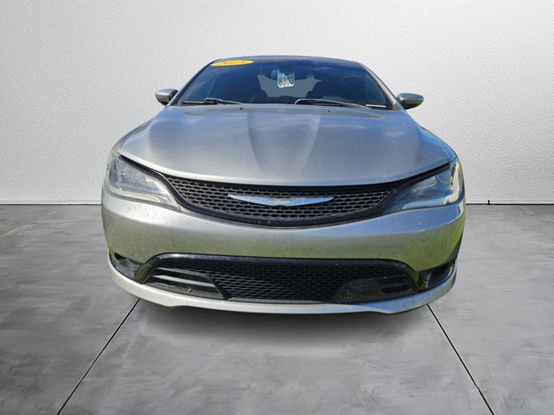 2015 Chrysler 200 S photo 2