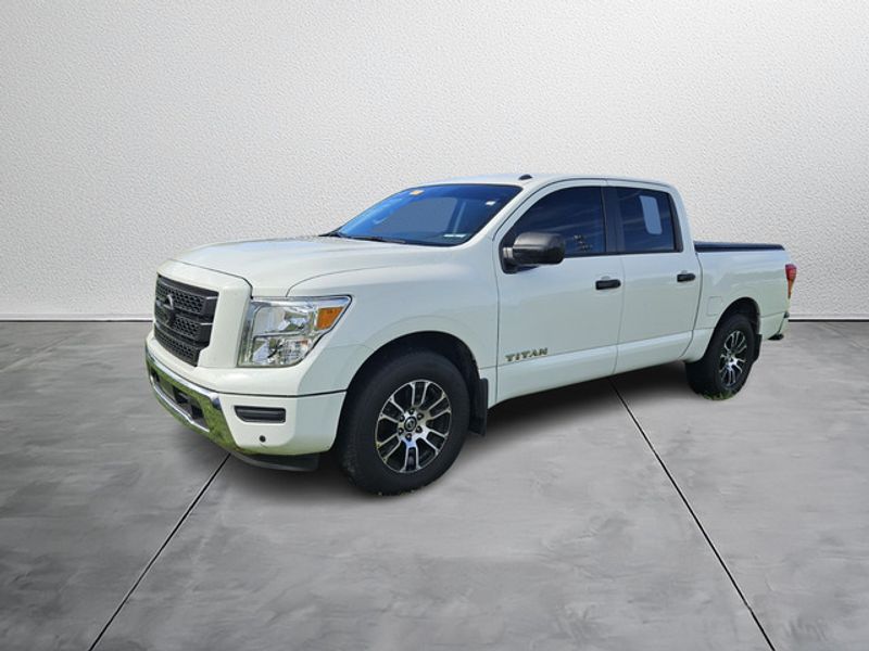 2021 Nissan Titan SV Crew Cab photo 3