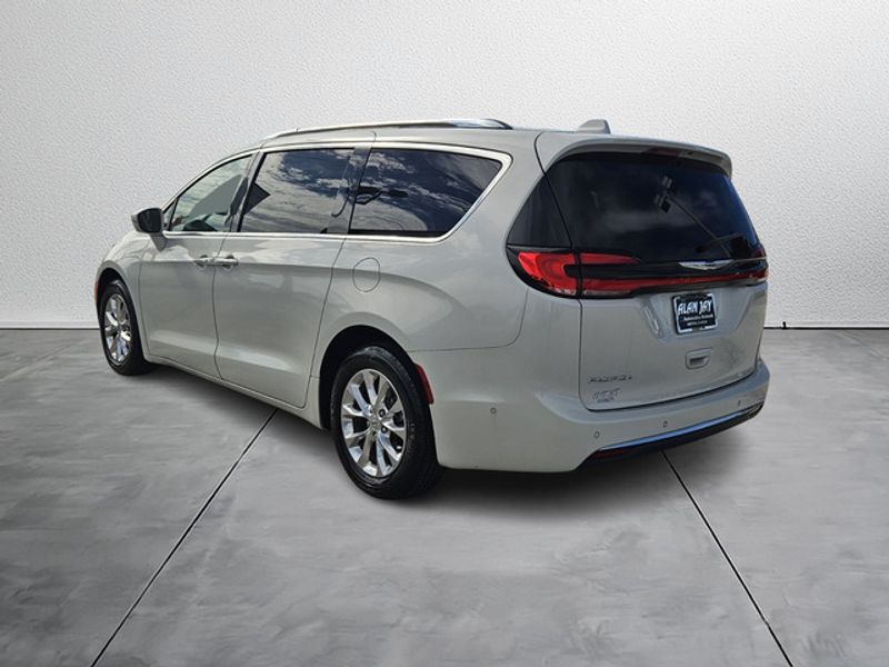 2021 Chrysler Pacifica Touring L photo 3