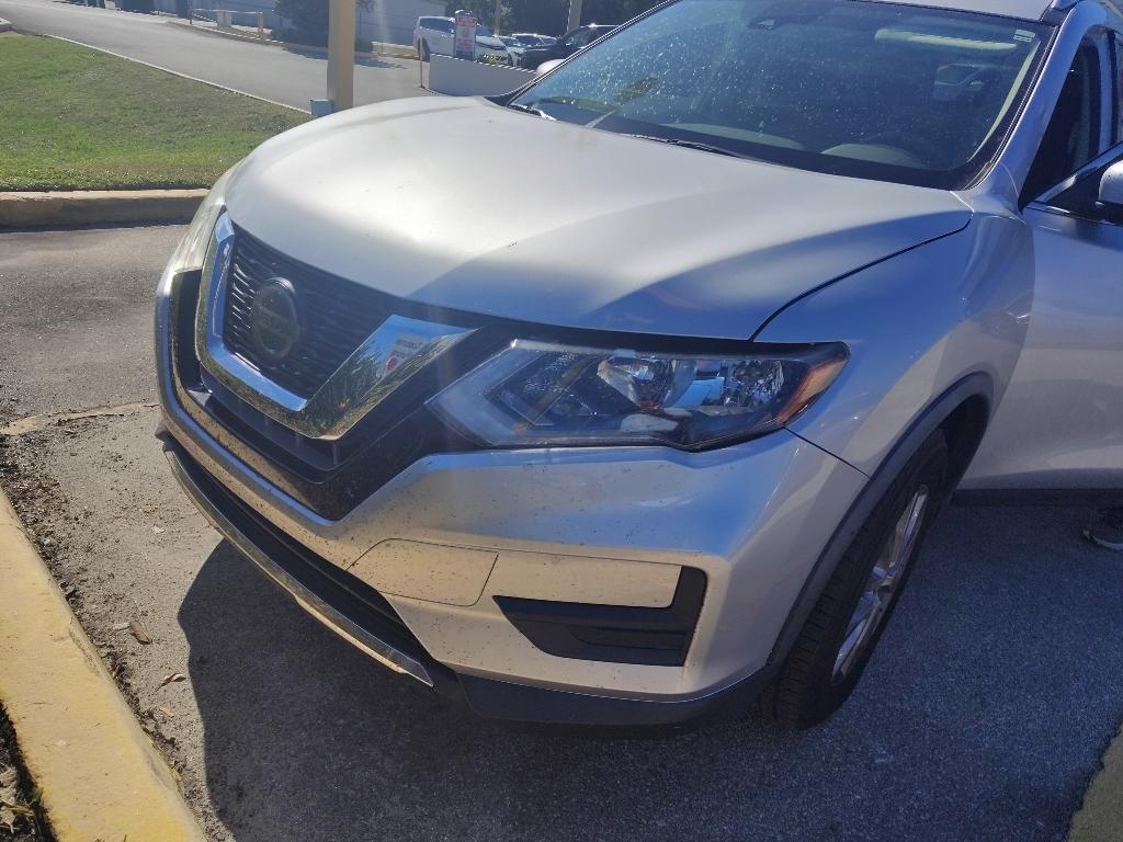 2019 Nissan Rogue SV photo 2