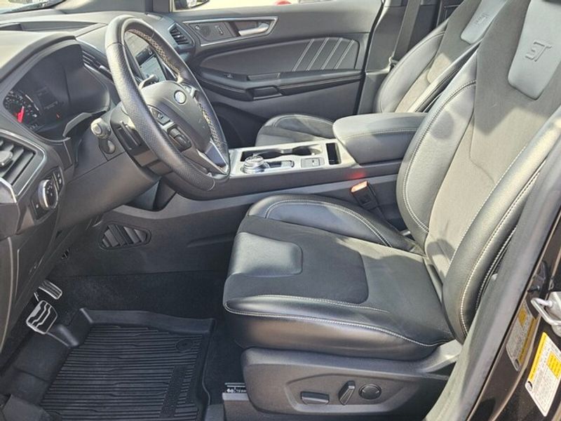 2023 Ford Edge ST photo 2