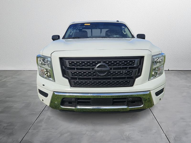 2021 Nissan Titan SV Crew Cab photo 2