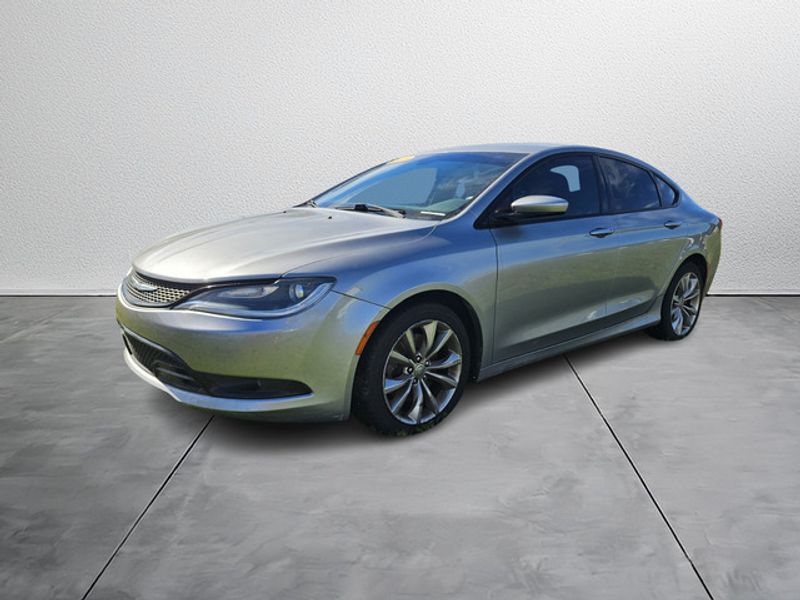 2015 Chrysler 200 S photo 3
