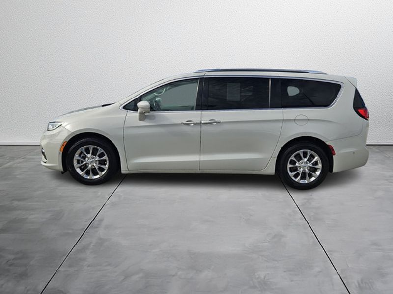 2021 Chrysler Pacifica Touring L photo 2