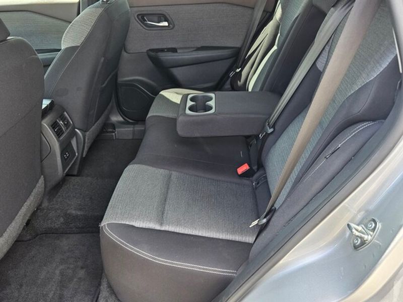 2023 Nissan Rogue SV photo 4