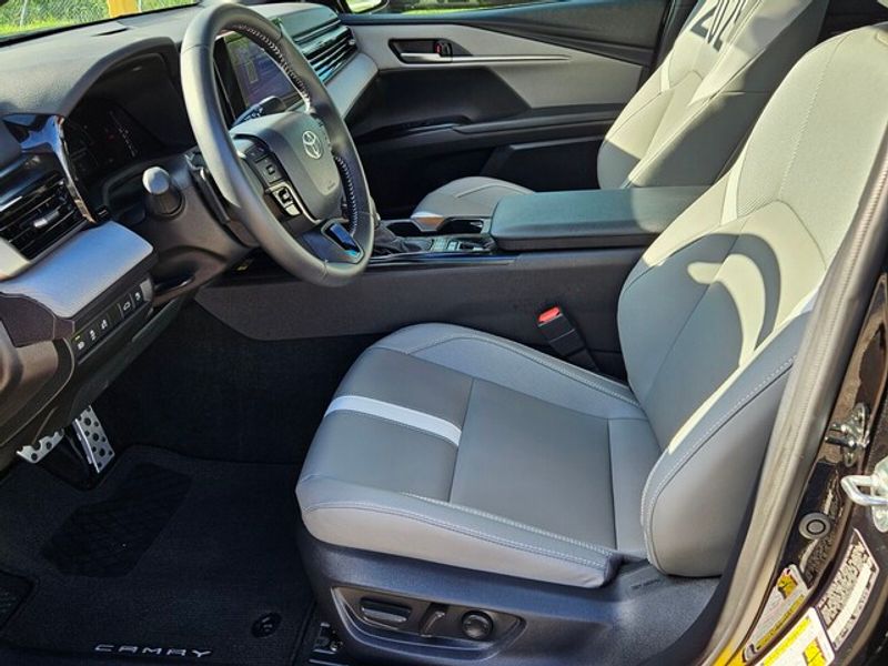 2025 Toyota Camry SE Hybrid photo 3