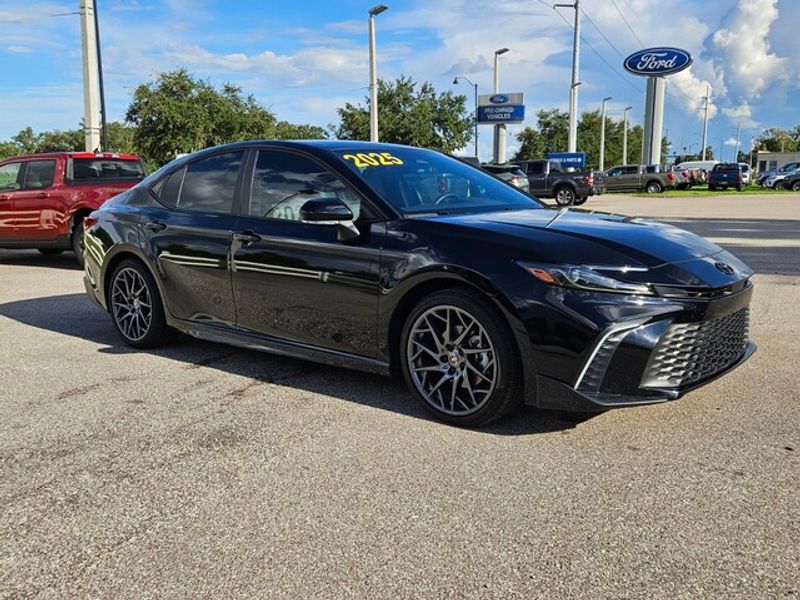 2025 Toyota Camry SE Hybrid photo 2