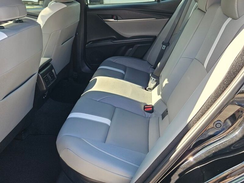 2025 Toyota Camry SE Hybrid photo 4