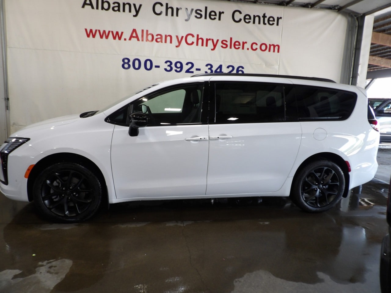 2027 Chrysler Pacifica Limited AWD's photo