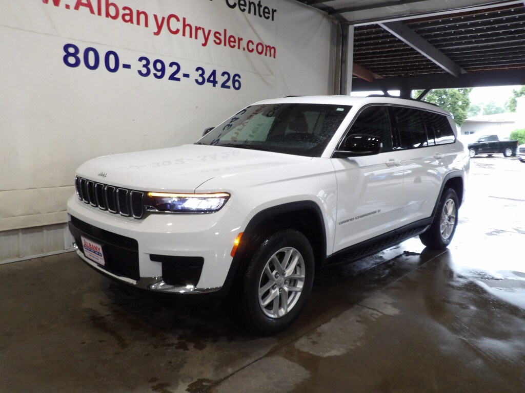 2024 Jeep Grand Cherokee Laredo photo 3