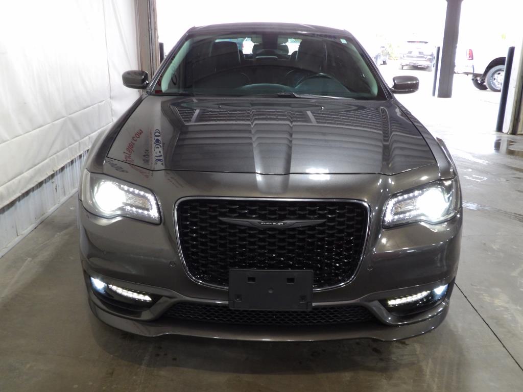 Used 2022 Chrysler 300 Touring L with VIN 2C3CCASG5NH139729 for sale in Albany, Minnesota