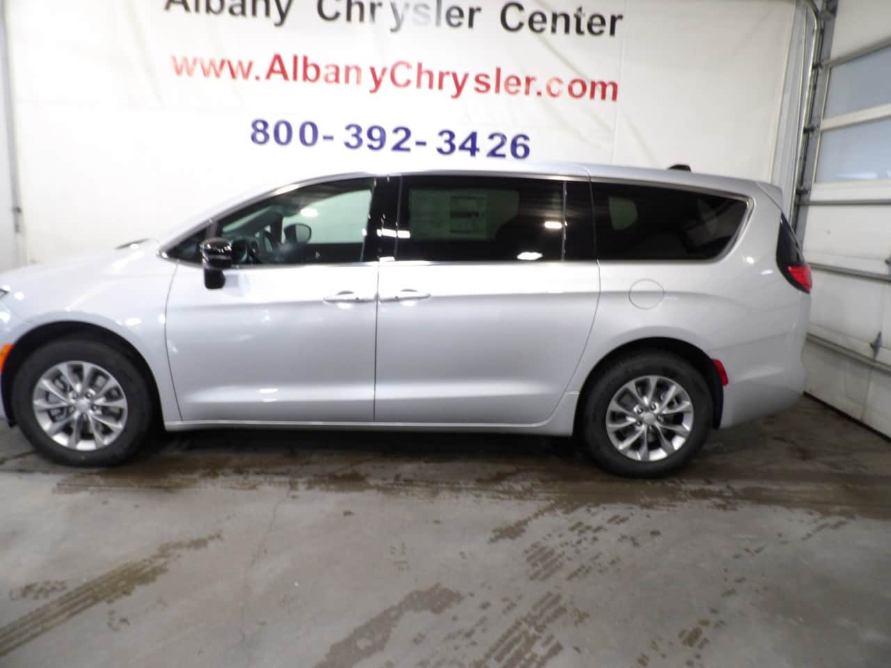 2026 Chrysler Pacifica Select's photo