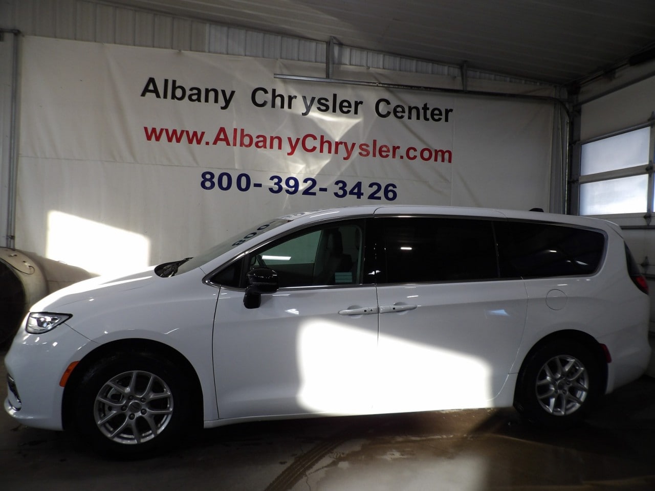 2024 Chrysler Pacifica Touring L's photo