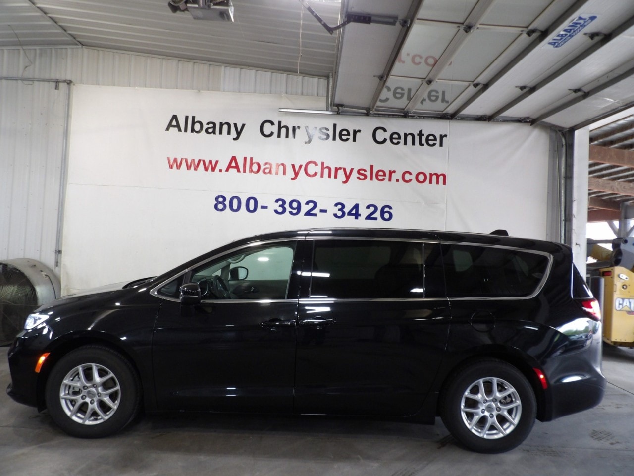 2023 Chrysler Pacifica Touring L's photo