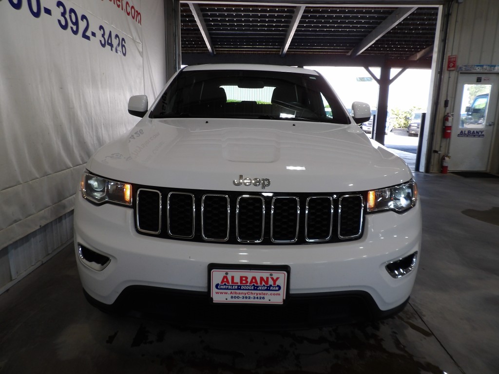 Certified 2018 Jeep Grand Cherokee Laredo E with VIN 1C4RJFAG5JC121884 for sale in Albany, Minnesota