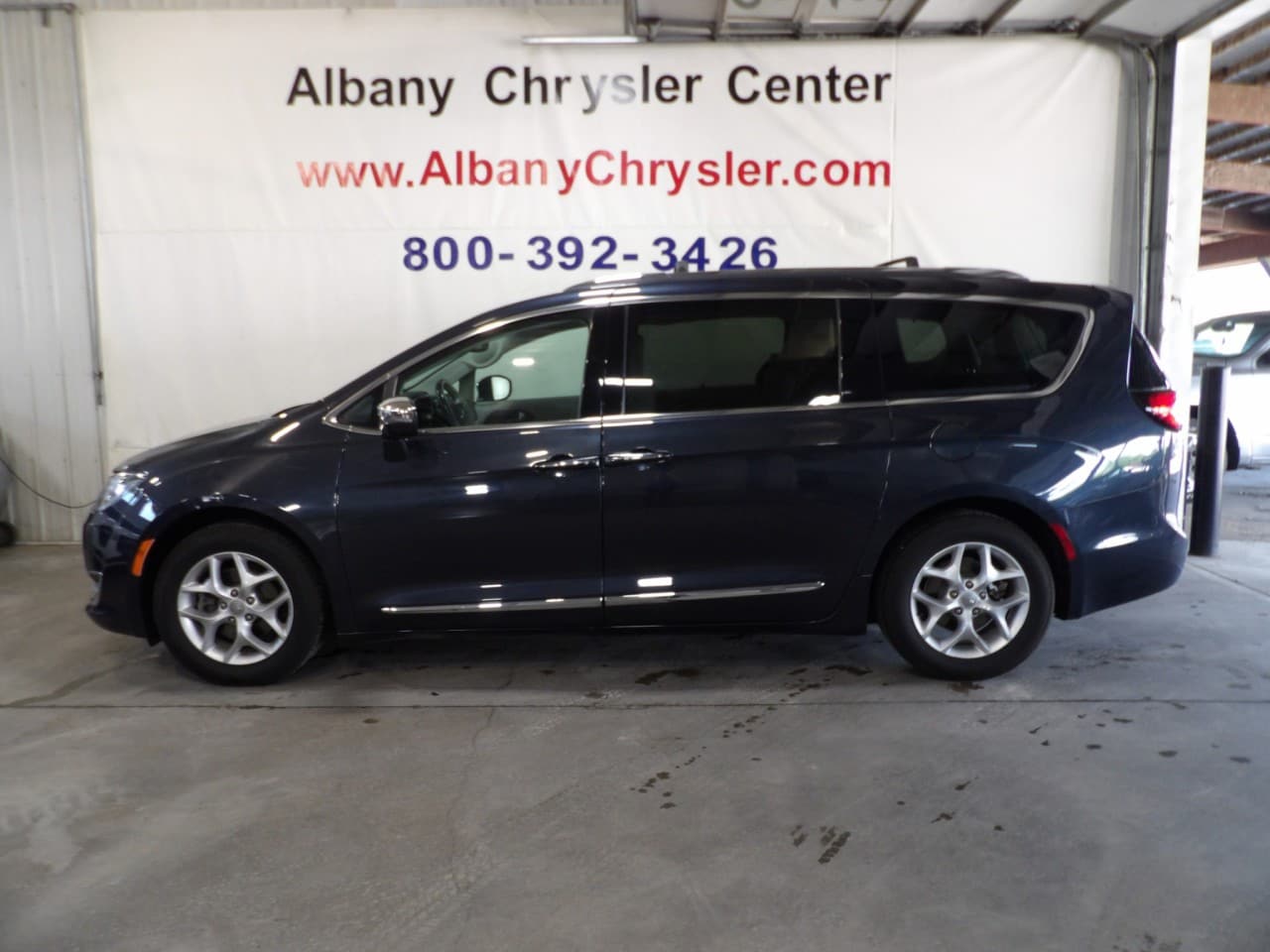2020 Chrysler Pacifica Limited's photo