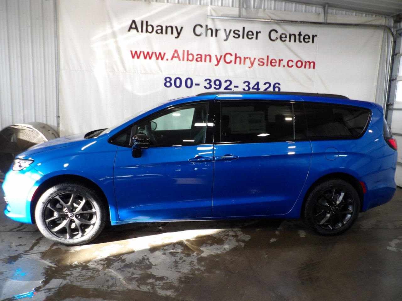 2026 Chrysler Pacifica Select's photo