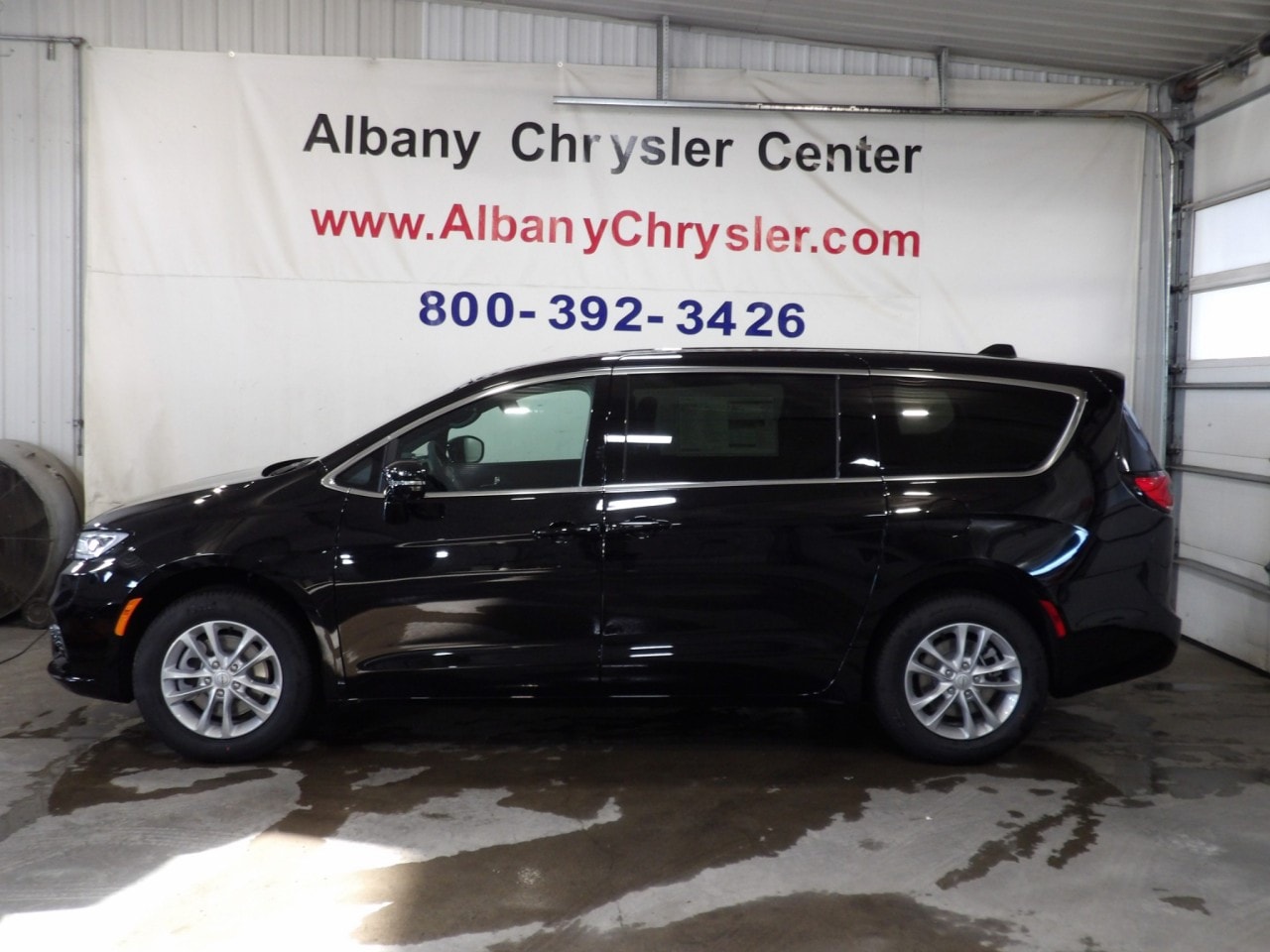 2026 Chrysler Pacifica Select's photo