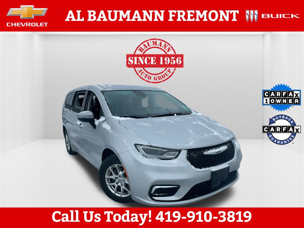 2023 Chrysler Pacifica Touring L's photo