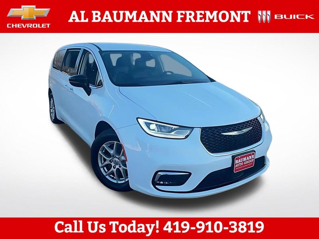 2024 Chrysler Pacifica Touring L's photo