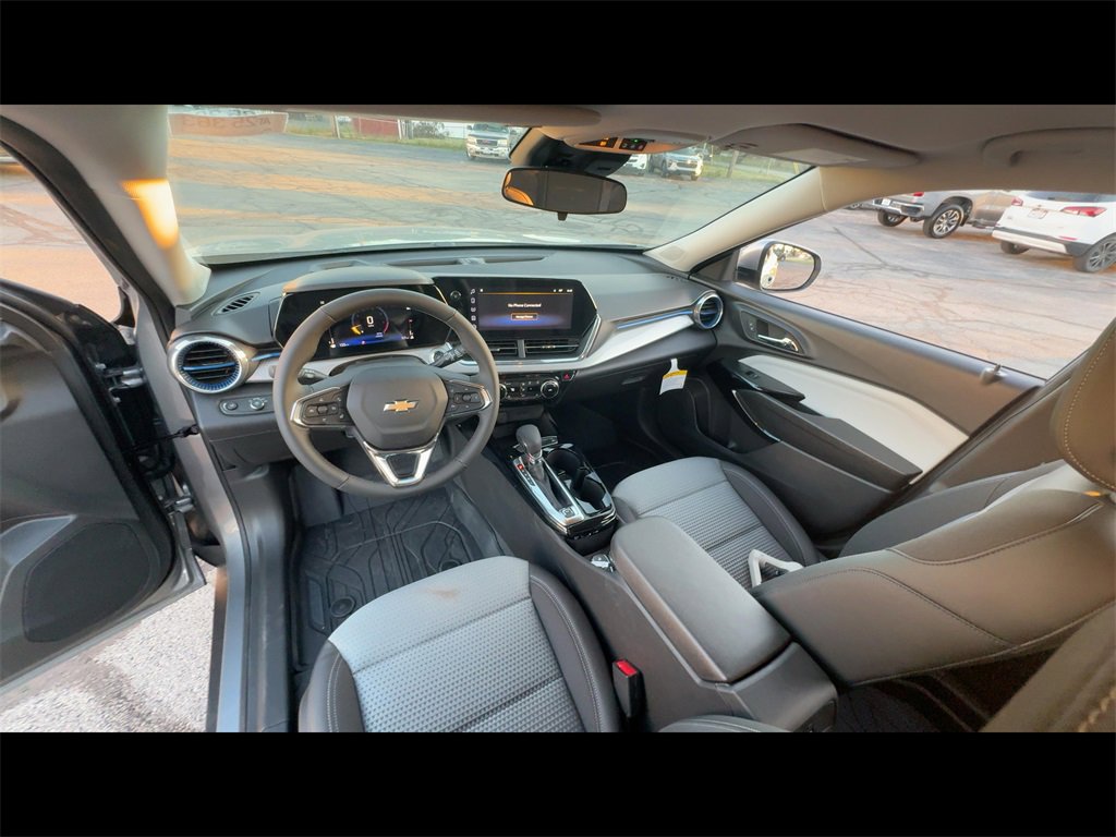 2025 Chevrolet Trax LT photo 3