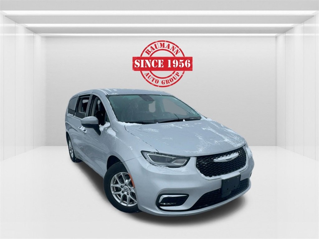 2023 Chrysler Pacifica Touring L's photo