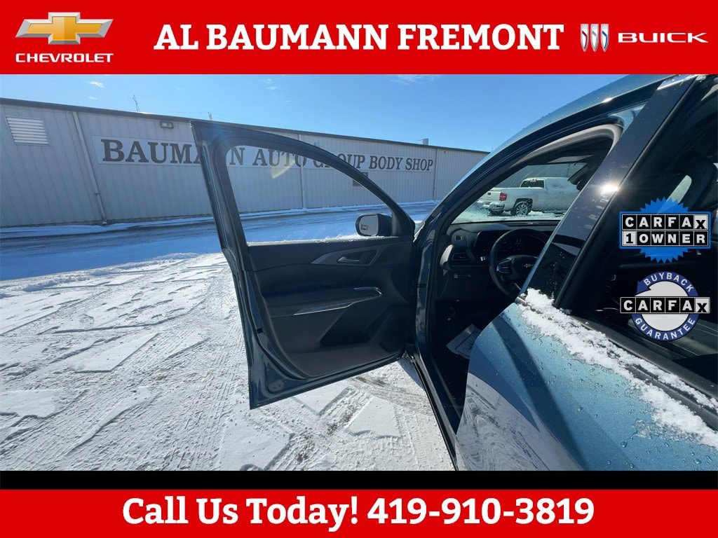 Used 2025 Chevrolet Traverse LT SUV