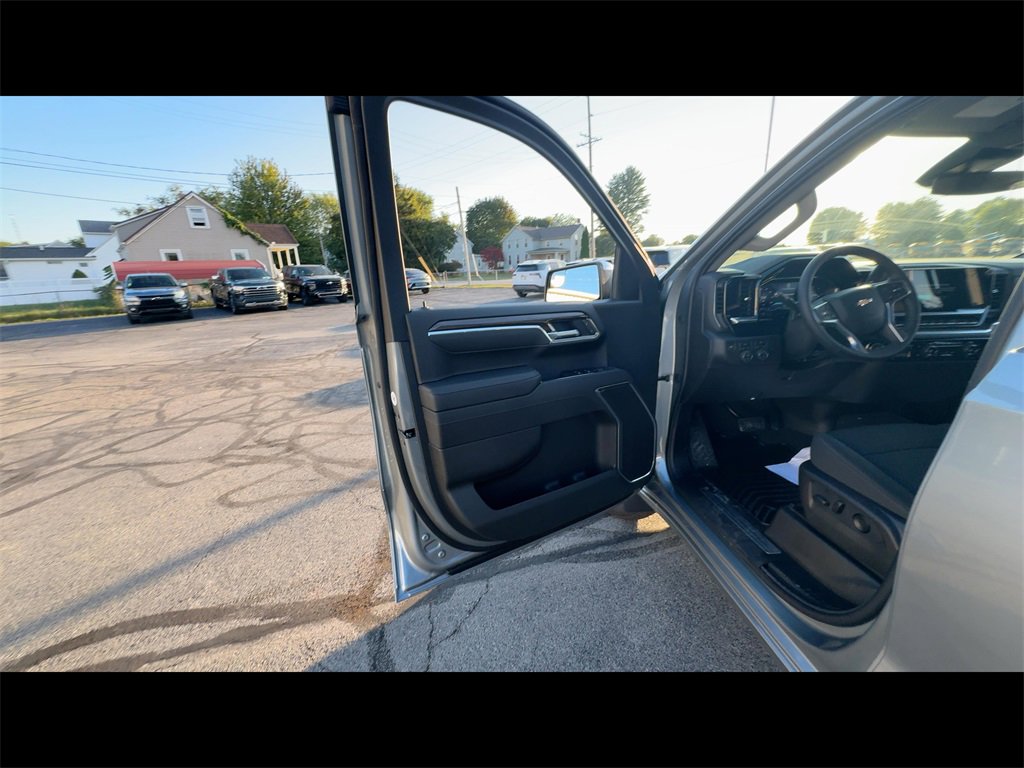 2026 Chevrolet Silverado 1500 LT photo 2